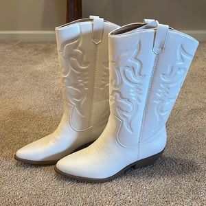BRAND NEW WHITE COWGIRL BOOTS